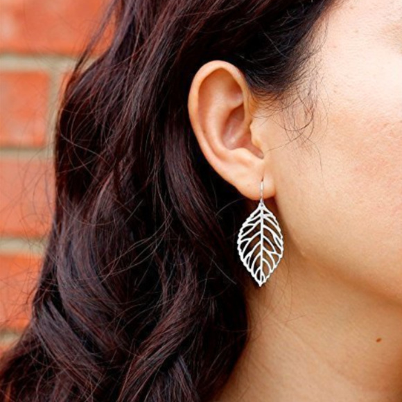 🍒2/$25 LAST Gentle Leaf Dangling Earrings - Picture 2 of 5